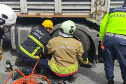Tır şoförü, kendi tırını tamir ettiği esnada aracın hareket etmesiyle ezilerek can verdi