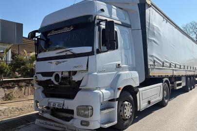 Tırın çarptığı hafif ticari araçta 3 kişi yaralandı