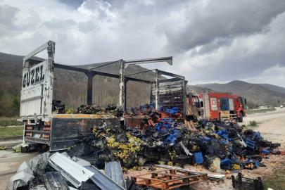 Tokat’ta çilek yüklü kamyon yandı