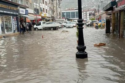 Tokat’ta sağanak yağış yolları göle çevirdi