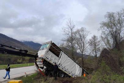 Tokat’ta tır devrildi: 3 kişi yaralandı, 6 hayvan telef oldu