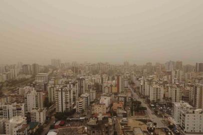 Toz çevreyi kapladı: Görüş mesafesi düştü, hava kızıla döndü