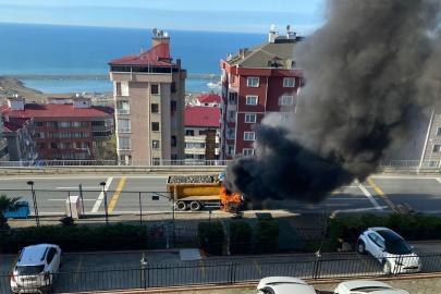 Trabzon’da taş kamyonu yangını korkuttu