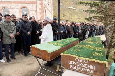 Trafik kazasında hayatını kaybeden baba ve öğretmen kızı son yolculuğuna uğurlandı