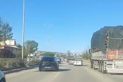 Trafikte defalarca şerit değiştirerek makas attı