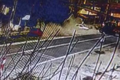 Traktörle otomobilin çarpıştığı kaza kamerada: 2 yaralı