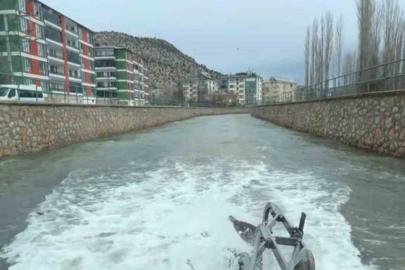 Traktörün suda gidişi ilgi çekti