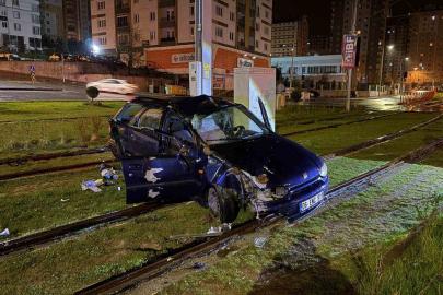 Tramvay yoluna giren otomobil direğe çarparak durabildi: 1 yaralı