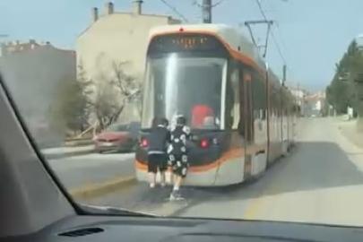 Tramvayın arkasına tutunan patenli çocukların tehlikeli yolculuğu