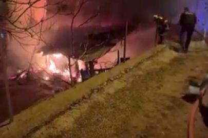 Tufanbeyli’de çıkan yangında ev ve ahır küle döndü