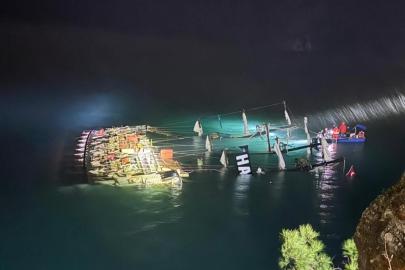 Tur teknesi kayalıklara çarpmıştı, bir kişinin cansız bedenine ulaşıldı