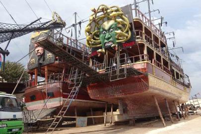 Turizm sezonu öncesi gezi tekneleri bakıma alındı