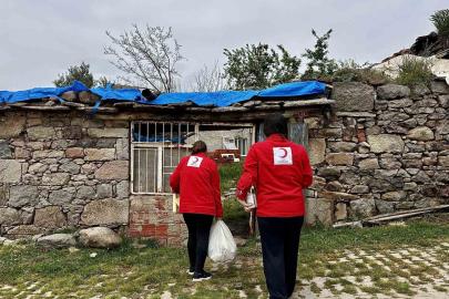 Türk Kızılay Manisa, 3 mahallede gıda kolisi dağıttı