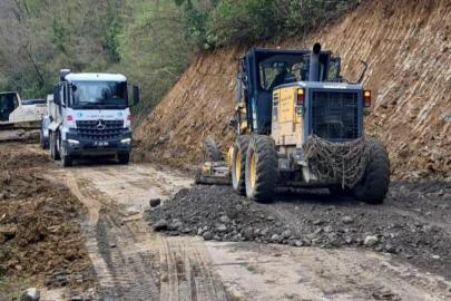 Türkeli’de heyelan sonrası köy yolu güvenli hale getirildi