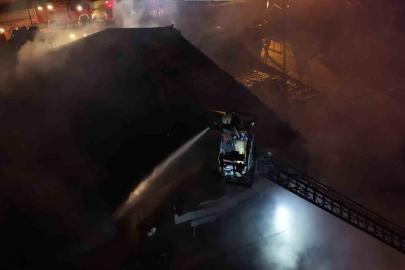 Tuzla’da polyester fabrikasında yangın: Ekipler seferber oldu