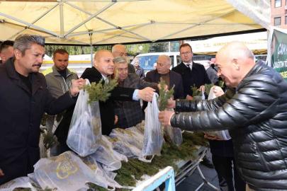 Ücretsiz olduğunu duyan vatandaşlar akın etti, binlerce fidan kısa sürede tükendi