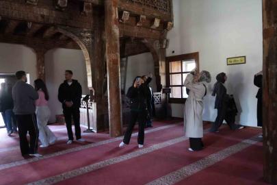 Üniversite öğrencileri, UNESCO Dünya Miras Listesi’nde Çivisiz Cami’ye hayran kaldı