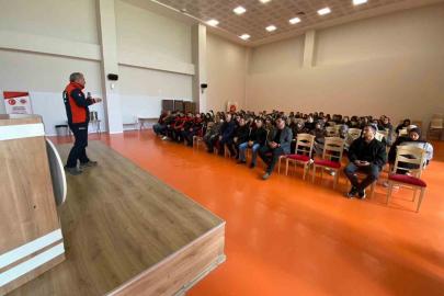 Üniversite öğrencilerine uygulamalı "afet" eğitimi