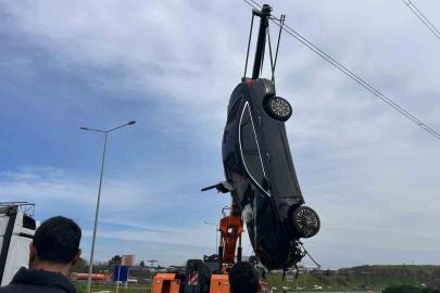 Ünlü saç ekimi uzmanı Berkay Tulpar, lüks otomobiliyle bariyerlere çarpıp çayırlık alana uçtu