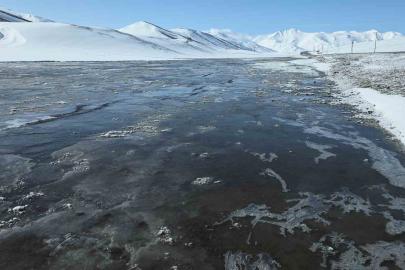 Van’da dondurucu soğuklar: Kar yağışı sonrası dereler buz tuttu