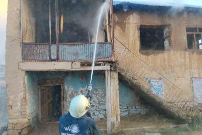 Van’da metruk binada yangın