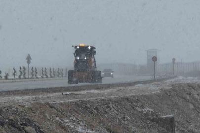 Van’da nisan karı: 93 yerleşim yerinin yolu kapandı, İzmir uçağı inemedi