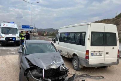 Virajı alamayan otomobil park halindeki araca çarptı: 3 yaralı