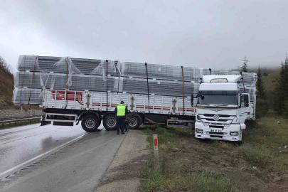 Yağış nedeniyle kayan tır yoldan çıktı