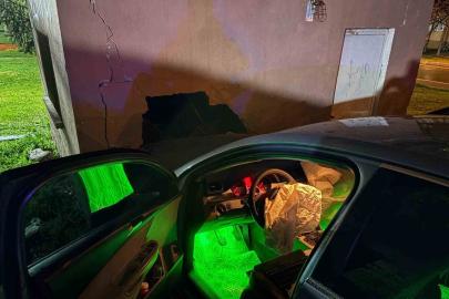 Yağışlı havada kontrolden çıkan otomobil depo duvarına çarptı