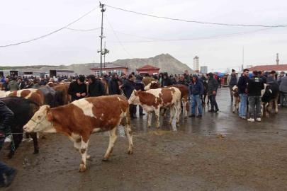 Yağışlı havaya aldırış etmeyen üreticiler ve alıcılar bu pazarda buluşuyor