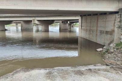 Yağmurdan yükselen dere, aracıyla köprü altından geçmek isteyen yaşlı adamı yuttu