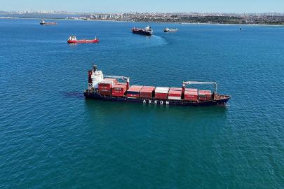 Yalılara metreler kala karaya oturan gemi havadan görüntülendi