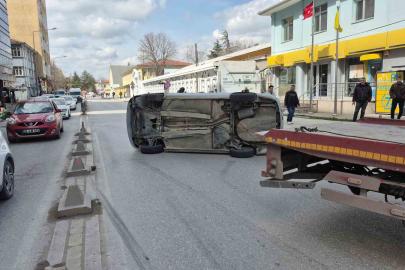 Yan yatan otomobilin sürücüsü kazadan yara almadan kurtuldu