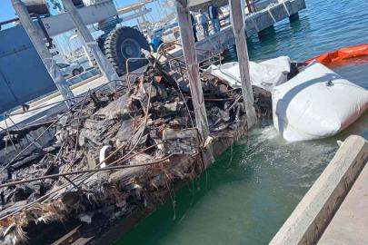 Yanan teknelerin enkazları kaldırılıyor