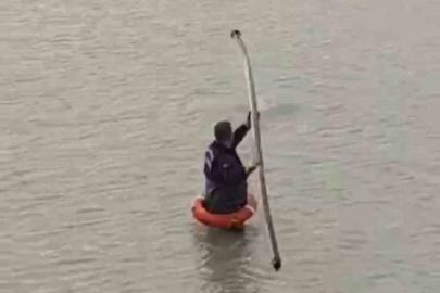 Yapay gölette mahsur kalan tilkiyi itfaiye kurtardı