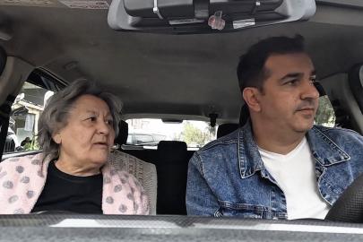 Yaşlı kadın evinin yolunu kaybetti, yardımsever taksici ailesine kavuşturdu