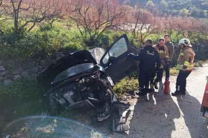 Yayladağı’nda bahçe duvarına çarpan otomobil hurdaya döndü