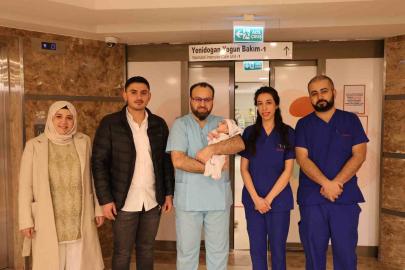 Yeni doğan bebek 79 günde 4 ağır ameliyat geçirerek hayata tutundu