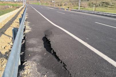 Yeni yapılan yolda çatlak ve göçükler oluştu