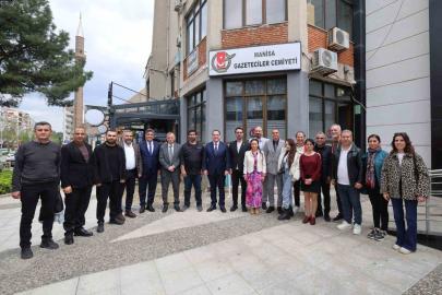 Yerel yöneticiler, gazetecilerle bir araya gelerek 69. yıl coşkusunu paylaştı