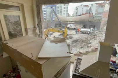 Yıkılmaya çalışılan bina sebebi ile zarar görenler artıyor