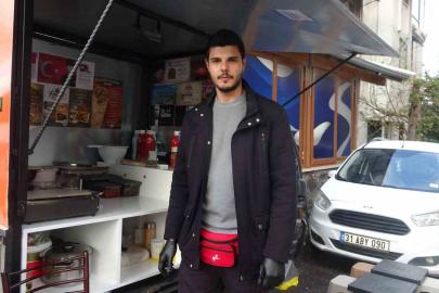 Yıllarca izlediği videolara özenen genç, hevesle başladığı işinde 1 buçuk metrekarelik seyyar tezgahında ekmek parasını kazanıyor