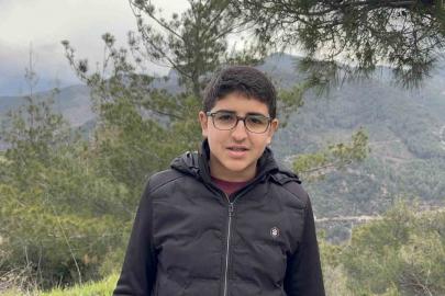 Yıpranan bayrağı fark eden öğrenci, yenisiyle değiştirdi