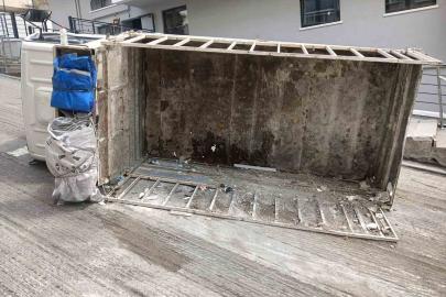 Yokuşta ilerleyemeyen kamyonetini araçlara çarpmamak için bilerek devirdiğini iddia etti