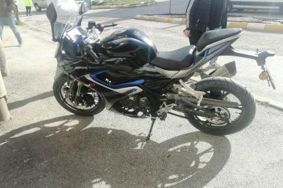 Yola savrulan motosikletin sürücüsü kaskı sayesinde kurtuldu