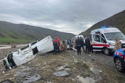 Yolcu minibüsü dere yatağına yuvarlandı: 16 yaralı