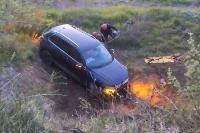 Yoldan çıkan otomobilin sürücüsü, tarlaya uçtu