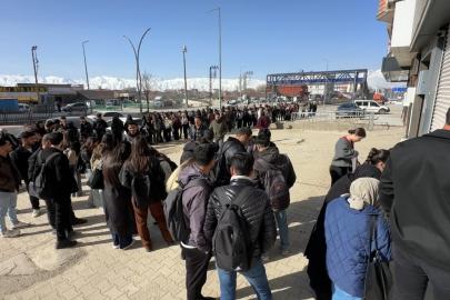 Yüksekova’da kütüphane önünde kuyruk