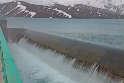 Yüksekova’nın mavi gerdanlığı Dilimli Barajı tam kapasiteye ulaştı