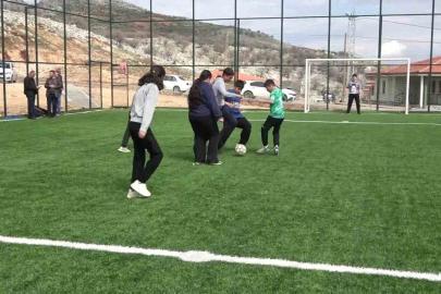 Zey köyünde çocuklar tozdan ve çamurdan kurtulup halı sahaya kavuştu